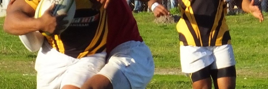 Die binnesenter, Lodewyk Fourie, is hier op die aanval terwyl buitesenter, Steward Jacobs opvolg. Black Leaves se 1ste-span het met 23/18 teen Bredasdorp verloor, terwyl die 2de-span met 13 elk gelykop gespeel het.  